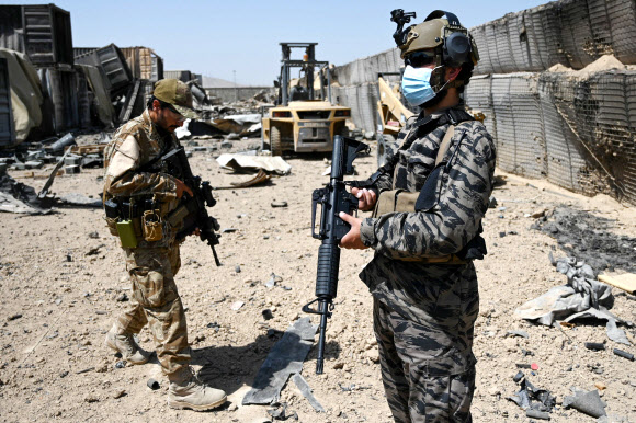 아프가니스탄 탈레반의 바드리 313 특수부대원들이 6일(현지시간) 카불 북동부 지역의 미국 중앙정보국(CIA)이 버리고 떠난 파괴된 기지를 지키고 있다.  AFP 연합뉴스