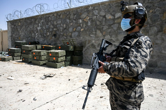 아프가니스탄 탈레반의 바드리 313 특수부대원이 6일(현지시간) 카불 북동부 지역의 미국 중앙정보국(CIA)이 버리고 떠난 파괴된 기지를 지키고 있다.  AFP 연합뉴스