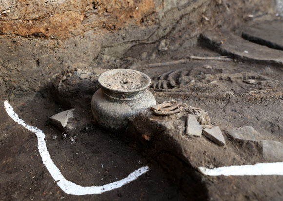 국립경주문화재연구소가 월성 서성벽 문지(門址·문터) 주변 발굴조사를 통해 4세기 중엽에 인신공희로 희생된 성인 여성 인골 등을 출토했다고 7일 밝혔다. 사진은 경주 월성에서 나온 성인 여성 인골과 토기. 2021.9.7  국립경주문화재연구소 제공