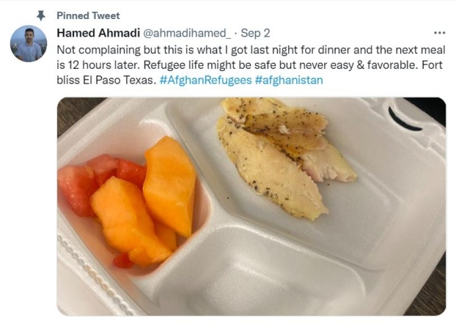 아프간을 탈출한 하메드 아흐마디가 트위터에 올린 미군의 배급 음식 사진. 트위터 캡처