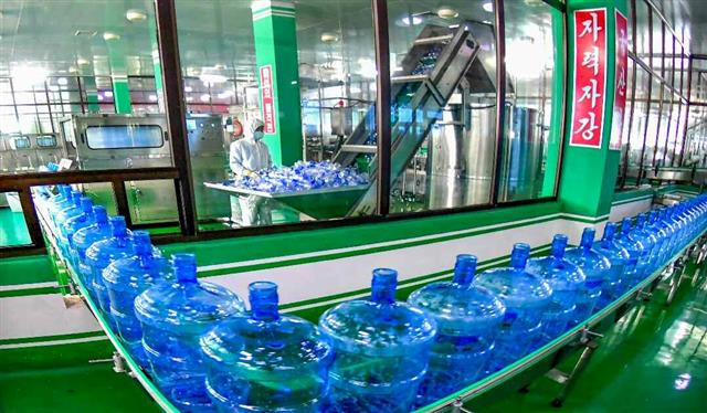 북한 노동당 기관지 노동신문은 7일 당 “결정을 받들고 인민소비품생산에서 혁신적 앙양을 일으키자”라고 촉구했다. 신문은 “경공업 부문의 일꾼들과 기술자, 노동자들은 5개년 계획의 첫해 과업을 철저히 수행하겠다는 사상적 각오를 안고 인민들이 인정하고 사랑하며 즐겨찾는 명제품, 명상품을 더 많이 내놓기 위해 힘과 지혜, 열정을 다 바쳐야 할 것”이라고 주문했다. 사진은 룡악산샘물공장. 평양 노동신문 뉴스1