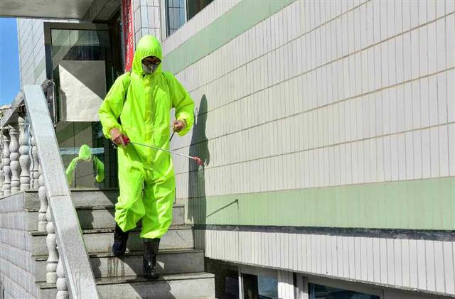 북한 노동당 기관지 노동신문은 7일 “각성하고 또 각성하여 비상방역사업을 완벽하게” 하라고 주문했다. 사진은 중구고려약공장. 평양 노동신문 뉴스1