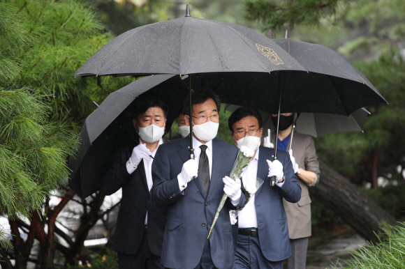 더불어민주당 대선 예비후보인 이낙연 전 대표가 7일 오후 서울 동작구 동작동 국립서울현충원 김대중 대통령 묘소를 참배하기 위해 꽃을 들고 걸어오고 있다. 2021. 9. 7  김명국 선임기자 daunso@seoul.co.kr