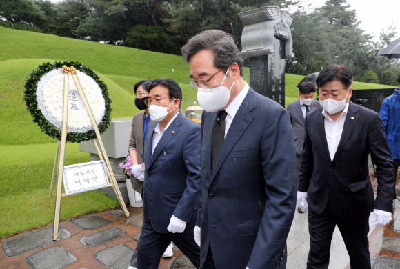더불어민주당 대선 예비후보인 이낙연 전 대표가 7일 오후 서울 동작구 동작동 국립서울현충원 김대중 대통령 묘소에 참배를 마친 뒤 돌아가고 있다. 2021. 9. 7  김명국 선임기자 daunso@seoul.co.kr