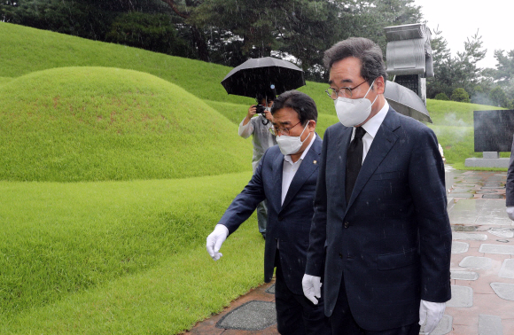 더불어민주당 대선 예비후보인 이낙연 전 대표가 7일 오후 서울 동작구 동작동 국립서울현충원 김대중 대통령 묘소에 참배를 마친 뒤 돌아가고 있다. 2021. 9. 7  김명국 선임기자 daunso@seoul.co.kr