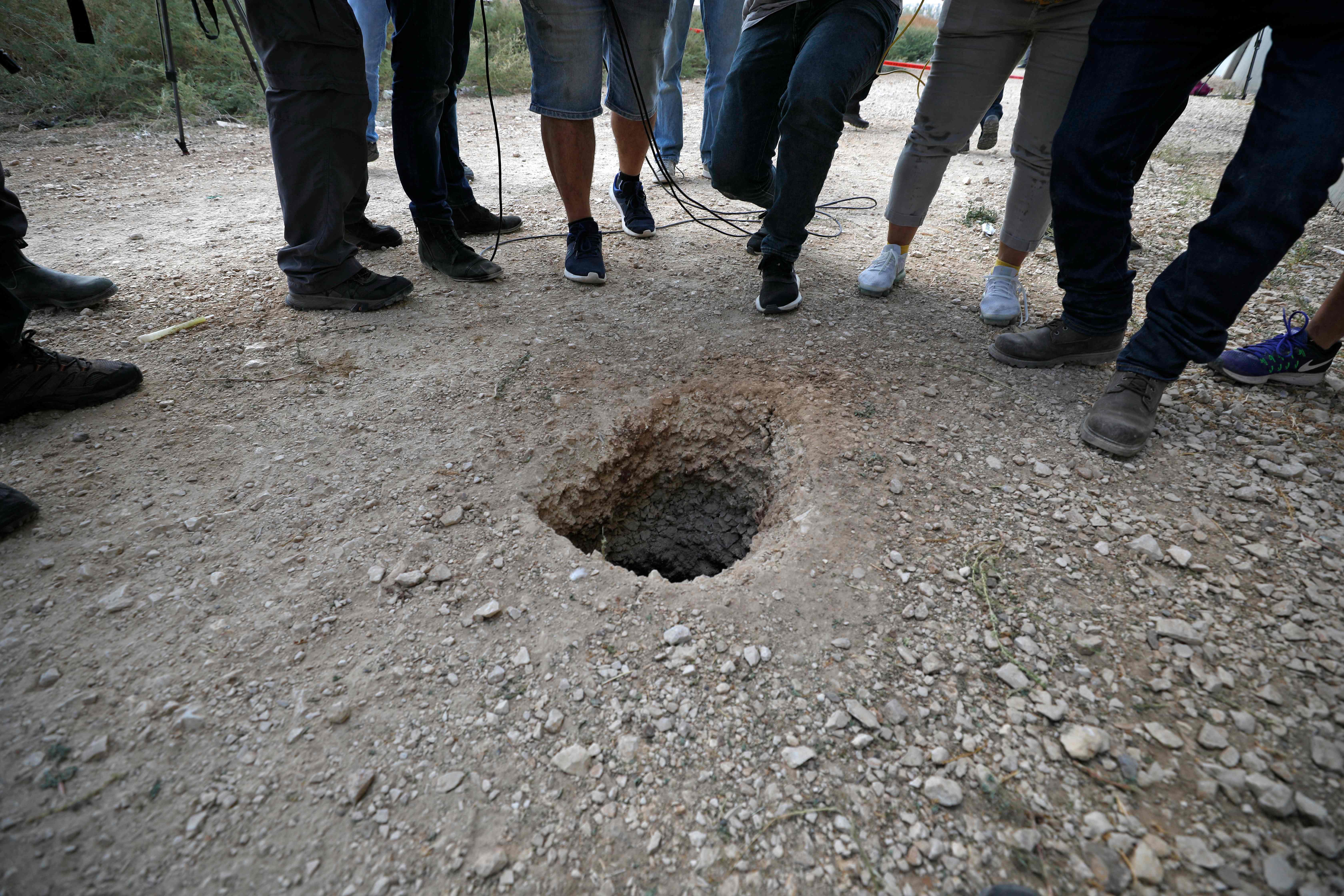 이스라엘 경찰과 기자들이 길보아 교도소에서 탈옥한 수감자들이 활용한 땅굴의 출구를 살펴보고 있다. 베트셰안 AFP 연합뉴스 