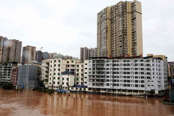 6일(현지시간) 중국 쓰촨성 다저우시 거리가 폭우로 인근 취장강이 범람하면서 물바다로 변해 있다. AFP 연합뉴스