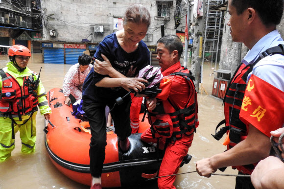 6일(현지시간) 중국 쓰촨성 다저우시에서 구조대가 홍수로 고립된 주민들을 대피시키고 있다. AFP 연합뉴스