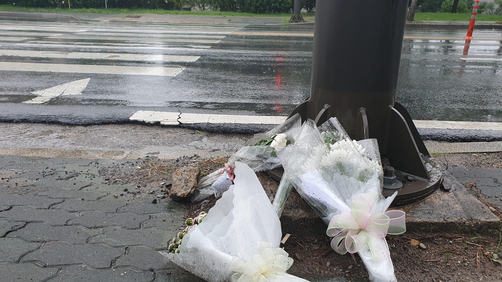 경주 초등생 덤프트럭 교통사고 현장에 놓인 꽃.  독자 제공
