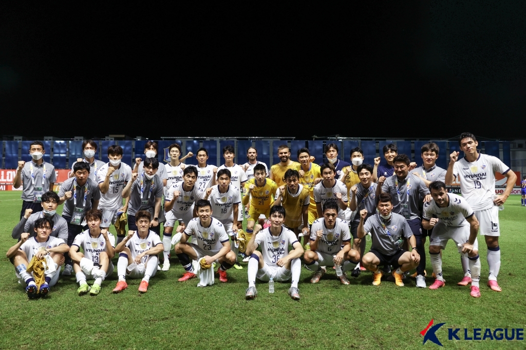 지난 7월 태국에서 열린 아시아챔피언스리그 조별리그에서 16강 진출을 확정한 울산 현대 선수들이 파이팅을 외치고 있다. 한국프로축구연맹 제공