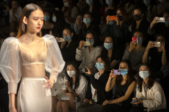 모델이 7일(현지시간) 중국 베이징에서 열린 ‘차이나 패션 위크’ 중 중국 디자이너 Finelycup의 컬렉션을 선보이고 있다. AP 연합뉴스