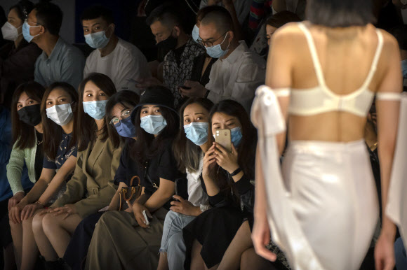 모델이 7일(현지시간) 중국 베이징에서 열린 ‘차이나 패션 위크’ 중 중국 디자이너 Finelycup의 컬렉션을 선보이고 있다. AP 연합뉴스