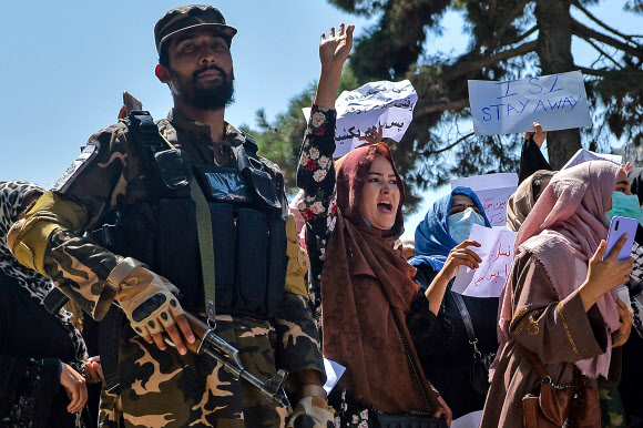 총 든 탈레반 대원 옆 반(反)파키스탄 시위하는 아프간 여성들