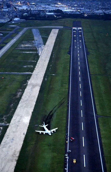 일본 최신예 초계기 착륙 중 활주로 이탈 사고