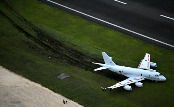 일본 최신예 초계기 착륙 중 활주로 이탈 사고