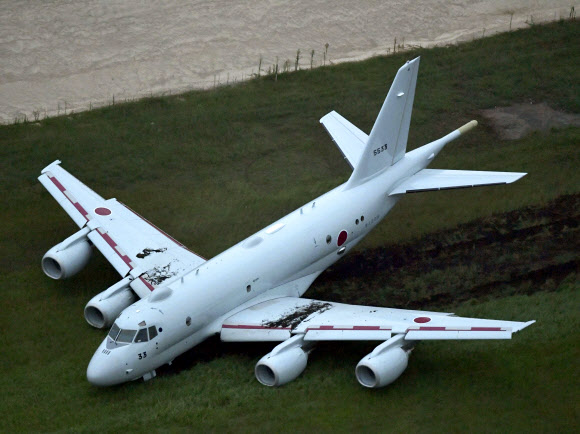 일본 최신예 초계기 착륙 중 활주로 이탈 사고