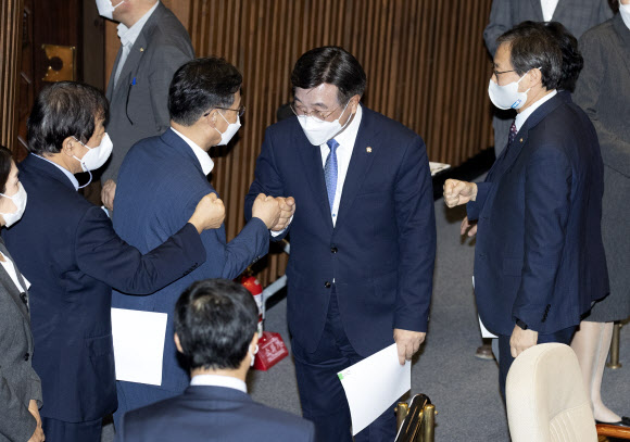 교섭단체 대표연설 마치고 의원들과 인사하는 윤호중 원내대표