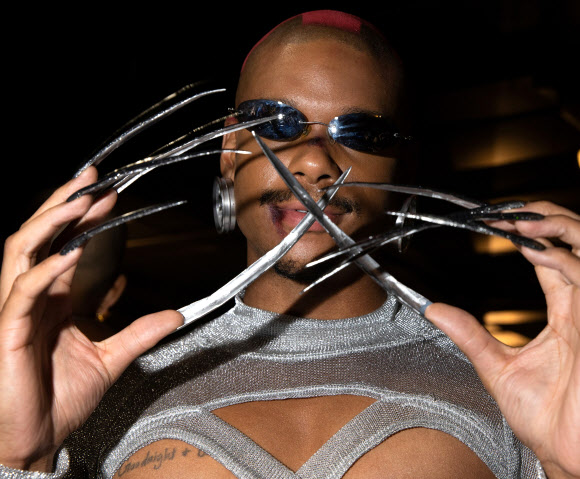 7일(현지시간) 미국 뉴욕 맨해튼에서 열린 뉴욕 패션위크에서 ‘VMA x New Generation’ 쇼에 오른 모델들이 파격적인 의상을 선보이며 시선을 집중시키고 있다. 로이터 연합뉴스