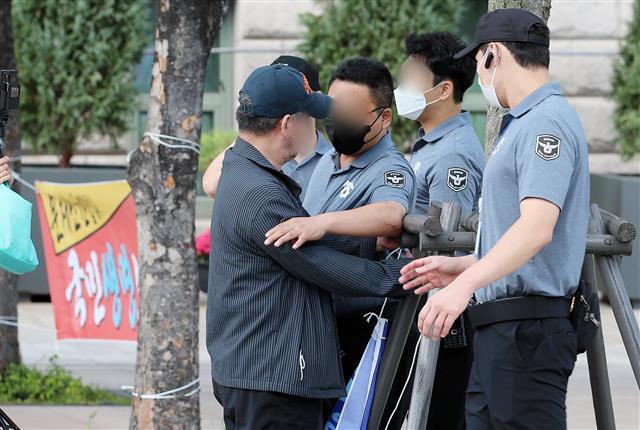 청원경찰 밀치는 보수단체 회원