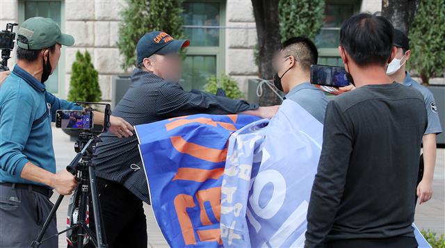 청원경찰과 몸싸움하는 보수단체 회원