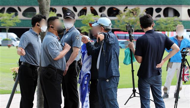 1인 현수막 시위 제지에 강하게 항의하는 보수단체 회원들