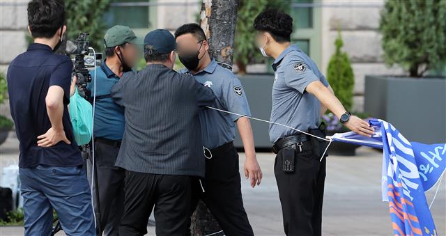 서울시청 앞에서 충돌한 청원경찰과 보수단체 회원