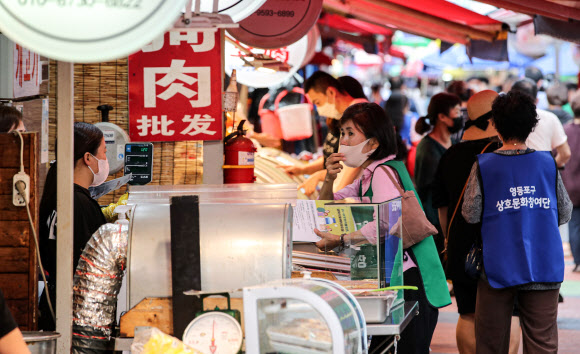 중국인 상인에게 코로나19 백신 접종 안내