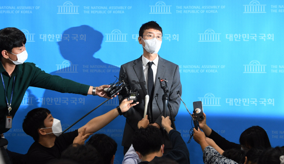 국민의힘 김웅 의원이 8일 서울 여의도 국회에서 지난해 총선 당시 윤석열 검찰총장의 측근 검사로부터 여권 인사에 대한 고발장을 넘겨받았다는 이른바 ‘고발사주’ 의혹과 관련해 기자회견을 가진뒤 기자들의 질문에 답변하고 있다.  2021. 9. 8 김명국 선임기자 daunso@seoul.co.kr