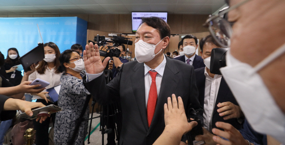 국민의힘 대선 주자인 윤석열 전 검찰총장이 8일 오후 서울 여의도 국회 소통관에서 최근 불거진 ‘고발사주’ 의혹과 관련해 해명하는 기자회견을 마친 뒤 나서고 있다. 김명국선임기자