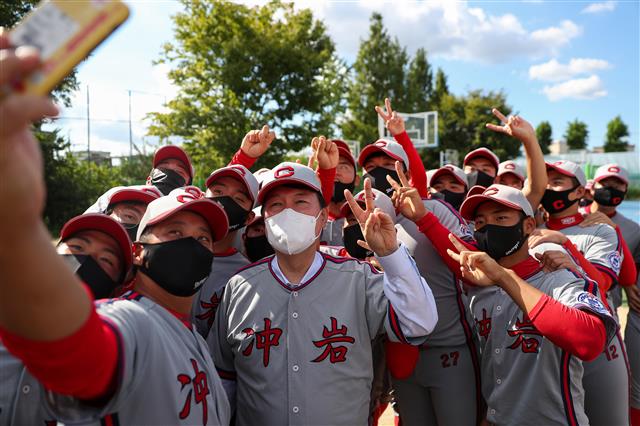 윤석열, 모교 ‘충암고’ 찾아 후배들 격려