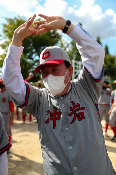 시구에 앞서 몸푸는 국민의힘 윤석열