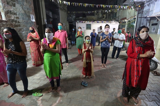 인도의 한 전통 사원에서 여성과 소녀들이 마스크를 쓰고 종교 의식을 치르고 있다.(위 기사와 관련 없음). 연합뉴스