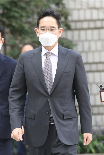 경영권 불법 승계‘ 의혹을 받고 있는 이재용 삼성전자 부회장이 9일 오전 서울 서초구 서울중앙지방법원에서 열린 자본시장과 금융투자업에 관한 법률위반 등 혐의 관련 공판에 출석하고 있다. 2021.9.9 뉴스1