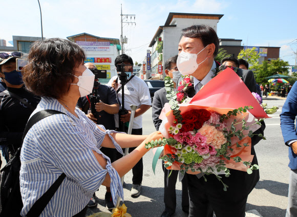 국민의힘 윤석열 대선 경선 예비후보가 9일 강원 춘천시 중앙시장을 찾아 시민들과 인사하고 있다. 2021.9.9  연합뉴스