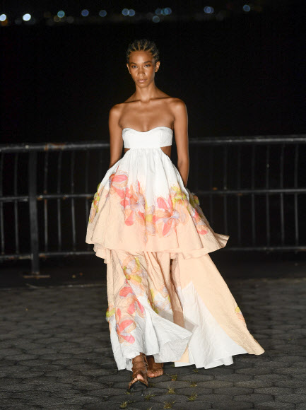 모델이 8일(현지시간) 미국 뉴욕에서 열린 뉴욕패션위크에서 ‘프라발 그룽(Prabal Gurung)’의 2022년 봄/여름 컬렉션을 선보이고 있다. AP 연합뉴스