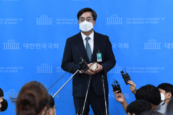 김동연 전 경제부총리가 9일 서울 국회 소통관에서 대선 출마 선언 기자회견을 하고 있다.2021. 9. 9  정연호 기자 tpgod@seoul.co.kr
