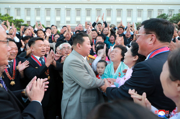 북한 김정은, 정권수립 73주년 경축행사 참가자들 축하