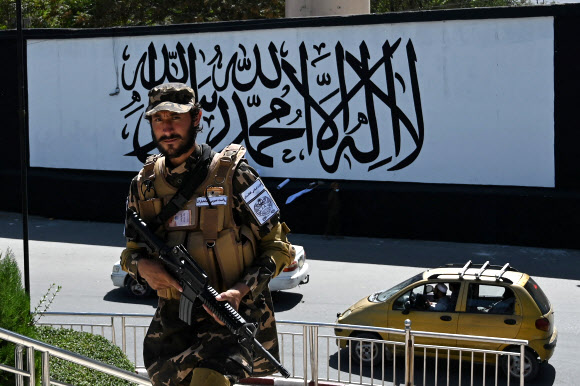아프간 미 대사관 담에 그려진 탈레반 상징 문양