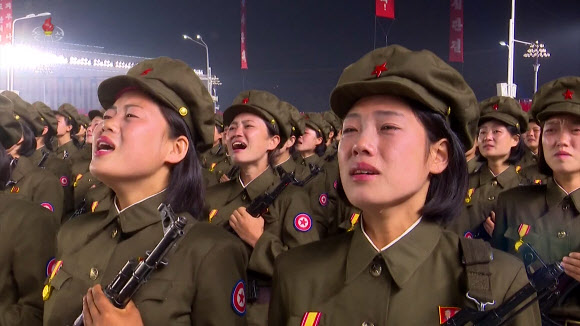 북한 정권수립 기념일 열병식에서 눈물 흘리는 여군들