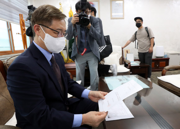 조부의 학생 기록 살피는 최재형