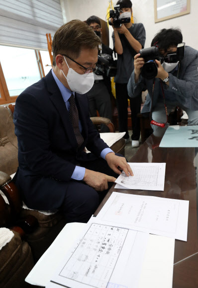 조부의 학생 기록 살피는 최재형