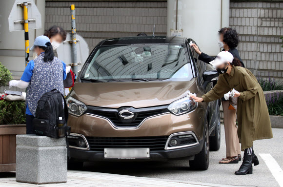 조국 타고 온 차 닦는 지지자들