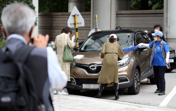 조국 법정 들어간 뒤, 지지자들은 ‘세차모드’