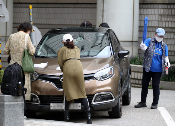 조국 법정 들어간 뒤, 지지자들은 ‘세차모드’