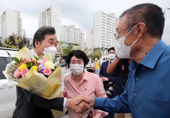 꽃다발 받는 이낙연