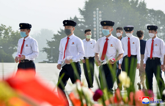 북한 정권수립 73주년 맞아 헌화하는 북한 학생들