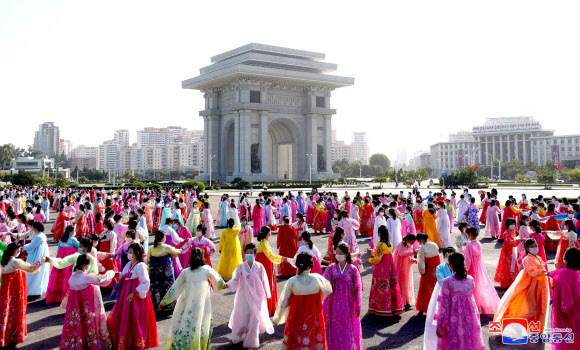 북한, 정권수립 73주년 맞아 무도회 진행