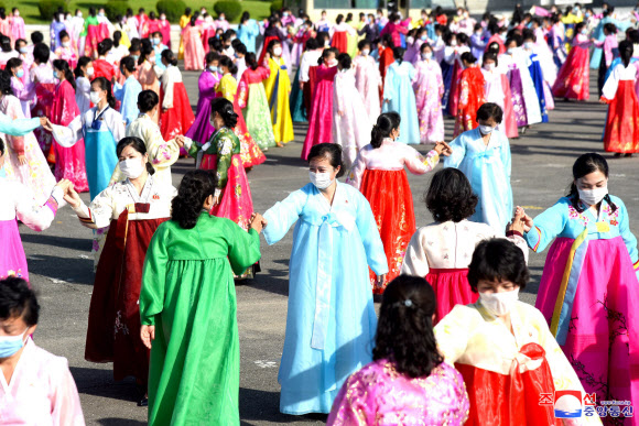 북한, 정권수립 73주년 맞아 무도회 진행