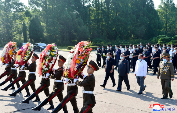 북한, 정권수립 73주년 맞아 열사묘 화환 진정