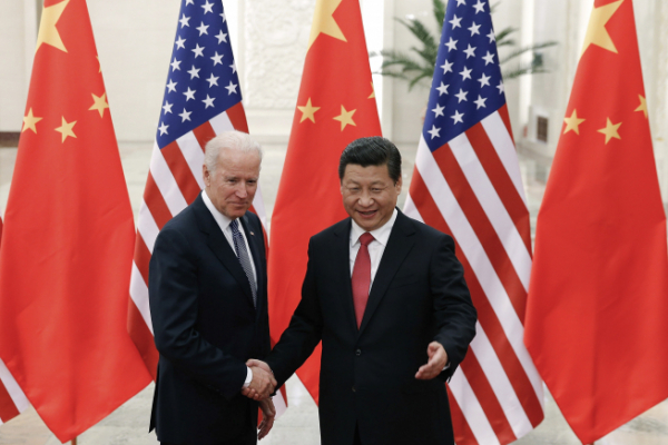 미중 갈등이 본격화하기 전인 2013년 12월 조 바이든(왼쪽) 당시 미국 부통령과 시진핑 중국 국가주석이 중국 베이징에서 만나 환하게웃으며 악수를 나누고 있다. 서울신문 DB